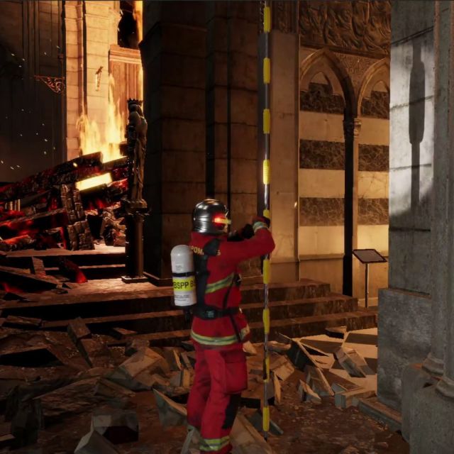 Pompier en tenue rouge au milieu des décombres fumants à l'intérieur d'une cathédrale, salle Sauver Notre-Dame chez Inoui VR