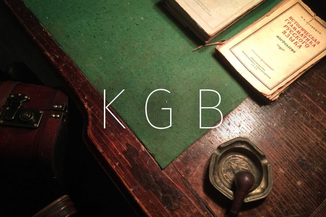 Bureau d'espion soviétique avec livres anciens, mallette et téléphone dans la salle KGB chez L'antichambre à Paris
