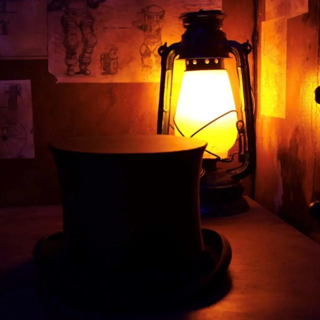 Lanterne allumée et objets énigmatiques dans l'obscurité chez Les Fabuleuses Inventions