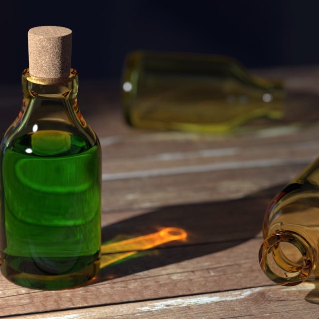 Fioles de potion verte et flacons renversés sur bois, décor alchimiste