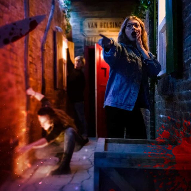 Joueurs dans une ruelle nocturne éclairée de rouge et bleu chez Escape Dimension