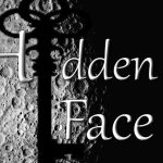 Logo de Hidden Face, escape game à L'Isle-sur-la-Sorgue : lettres blanches sur surface lunaire avec une clé en ombre