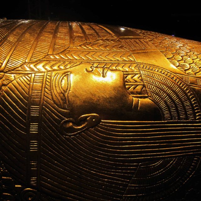Sarcophage égyptien doré illuminé dans la salle Le Secret du tombeau chez Mind and Run