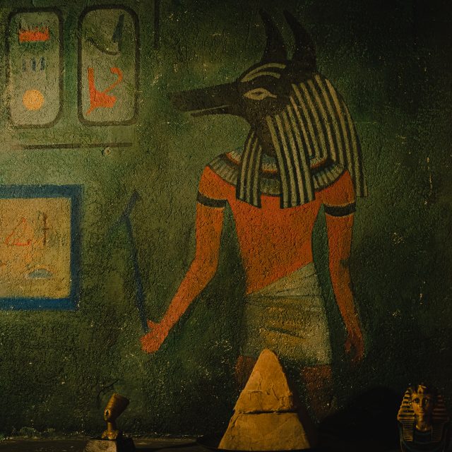 Fresque murale d'Anubis à tête de chacal et hiéroglyphes, salle Le temple chez Leave in time à Paris