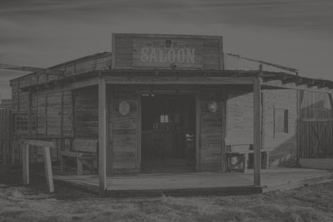 Saloon de western en noir et blanc délavé, salle Les secrets de la Moria chez Escape The Movie à Marseille