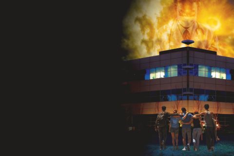Groupe de dos devant un hôtel dont le toit est en flammes, salle Vacances d'enfer chez Planet Experiences à Antibes