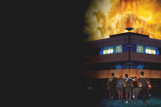Groupe de dos devant un hôtel dont le toit est en flammes, salle Vacances d'enfer chez Planet Experiences à Antibes