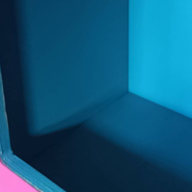 Angle de meuble bleu turquoise et rose en gros plan, salle La mystérieuse roulotte chez La Course contre la Montre