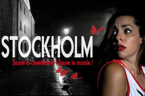 Rue nocturne, bâtiment illuminé, femme en costume de cheerleader, papillons rouges - Stockholm chez Escape game Bastille à Grenoble