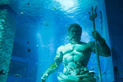 Statue de Neptune sous l'eau, poissons, décor bleu de La lumière d'Atlantis