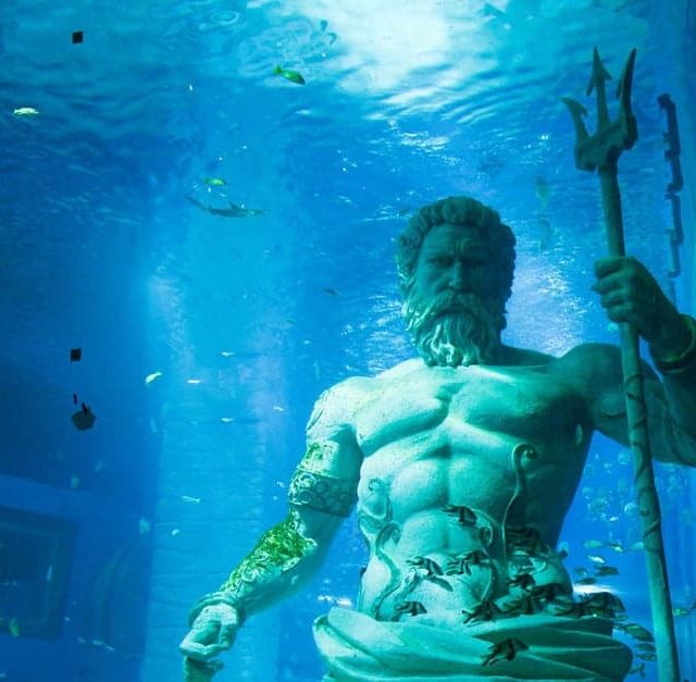 Statue de Neptune sous l'eau, poissons, décor bleu de La lumière d'Atlantis