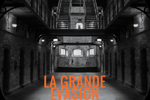 Couloir de prison à étages en noir et blanc, texte La grande évasion, salle chez Escape Game Aurillac