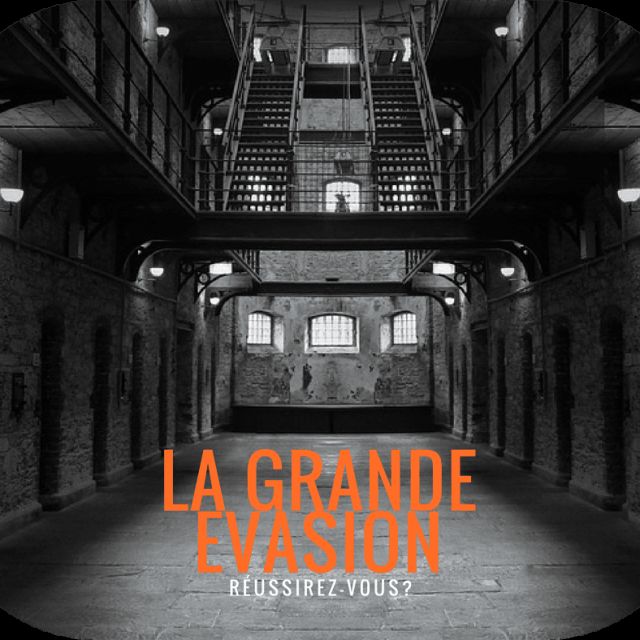 Couloir de prison à étages en noir et blanc, texte La grande évasion, salle chez Escape Game Aurillac