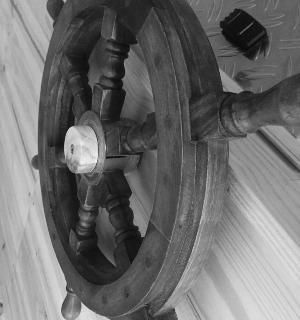 Roue de bateau en bois massif, ambiance maritime et carcérale chez Panique à bord