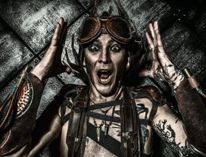 Pilote en costume steampunk avec masques et équipements dans l'atmosphère du Dirigeable Steampunk