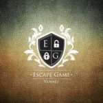 Logo d'Escape Game Vannes, blason blanc sur fond ornemental doré