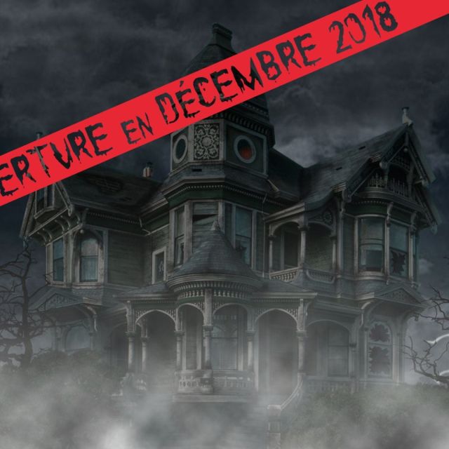 Maison victorienne hantée dans le brouillard, ambiance horrifique pour La demeure