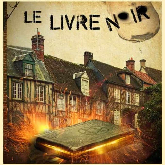 Maisons à colombages en flammes avec grimoire luminescent dans Le Livre Noir