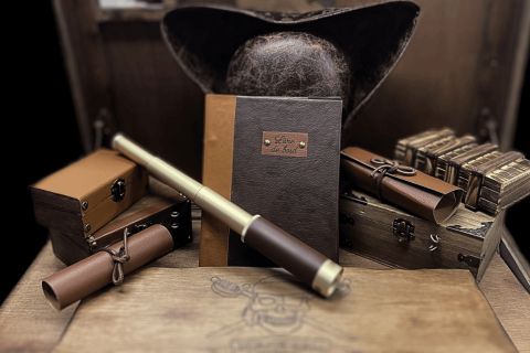 Tricorne, longue-vue, parchemins et coffrets en bois, contenu du coffre Le trésor oublié