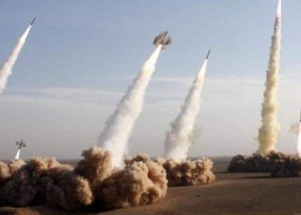 Lancement simultané de quatre missiles dans le désert, décor de salle à thème bombe