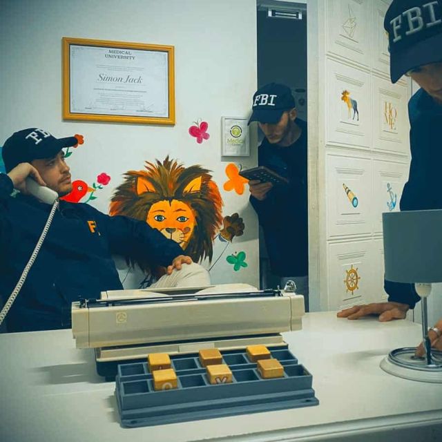 Trois joueurs en tenue FBI explorent un bureau avec dessins d'enfant et diplôme médical