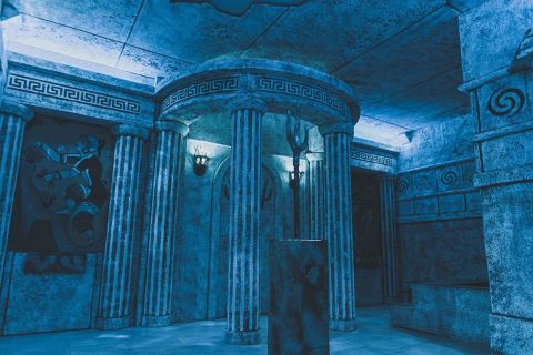 Salle à colonnes grecques éclairée de bleu, bas-reliefs au mur, salle La cité perdue de l'Atlantide chez Game Over à Saint-Herblain