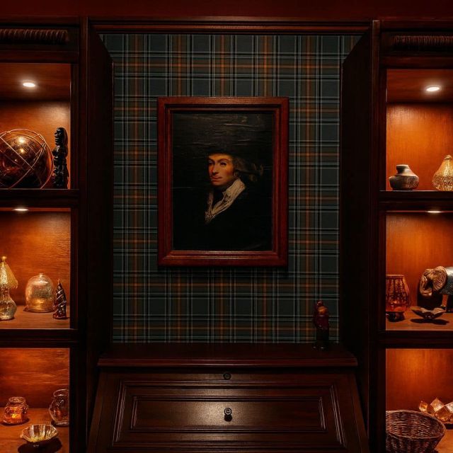 Décor écossais avec portraits, vitrines éclairées orange et objets d'époque chez Mastermind Bern