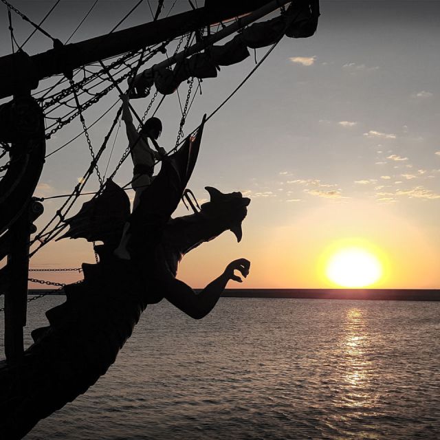 Silhouette de voilier avec figure de proue au coucher du soleil, salle Le pirate sanguinaire chez Cryptom06 à Castellar