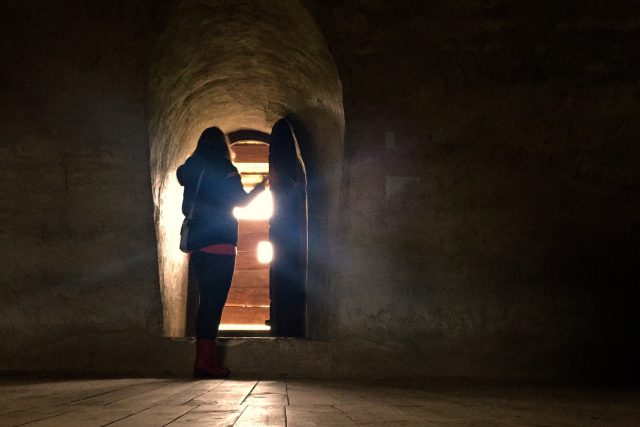 Deux joueurs progressent dans un couloir voûté éclairé de Run Away à Chambray-lès-Tours