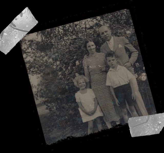 Vieille photo de famille en noir et blanc, inclinée et fixée par du ruban, salle 1 rue Bahon Rault à Rennes