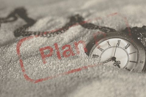 Montre de poche à chiffres romains enfouie dans le sable avec des ossements chez Plan B à Besançon