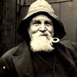 Homme âgé à barbe blanche et pipe, coiffé d'une casquette, portrait noir et blanc vintage chez Mystère de Mac'h low