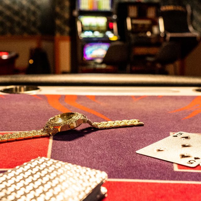 Table de blackjack aux cartes et au sabot, machines à sous au fond, salle Alpha Casino chez Escape Time à Saint-Jean-de-la-Ruelle