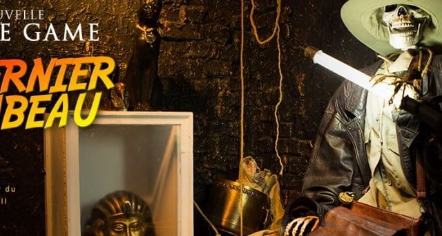 Squelette momifié au chapeau et vêtements vintage dans un décor égyptien doré, pour Le Dernier Tombeau chez Atelier Brooklyn à Toulouse