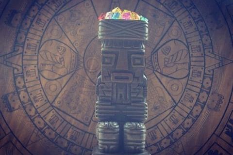 Totem inca sculpté sur un disque gravé de motifs, salle La malédiction du temple inca, Zone 53 à Laval