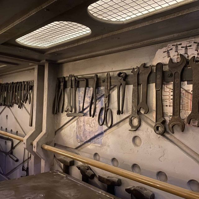 Atelier d'outils et clés anciennes, décor de navire dans Escape from Earth chez Mastermind à Bern