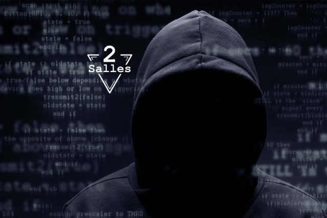 Silhouette en capuche devant des lignes de code et mention 2 Salles, salle Le Hacker chez IRL Games