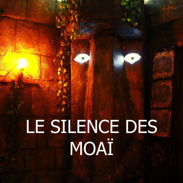 Murs de pierre rouge éclairés, deux yeux blancs peints, lianes vertes dans Le Silence Des Moaï