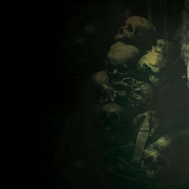 Crânes et ossements dans l'obscurité, ambiance macabre de la salle Sacrifices cannibales chez Code 60