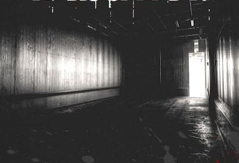 Couloir sombre aux murs métalliques, sol rouge sang, ambiance oppressante de L'Abattoir