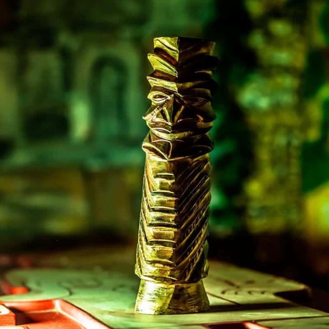Colonne dorée sculptée avec détails géométriques dans la salle La cité interdite