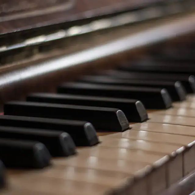 Touches d'un piano droit vues de près, décor de la salle Enquête Burlesque