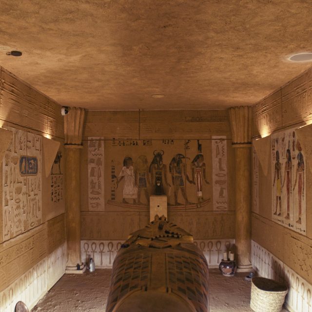 Tombeau égyptien reconstitué avec sarcophage, hiéroglyphes et colonnes aux Secrets du Sablier