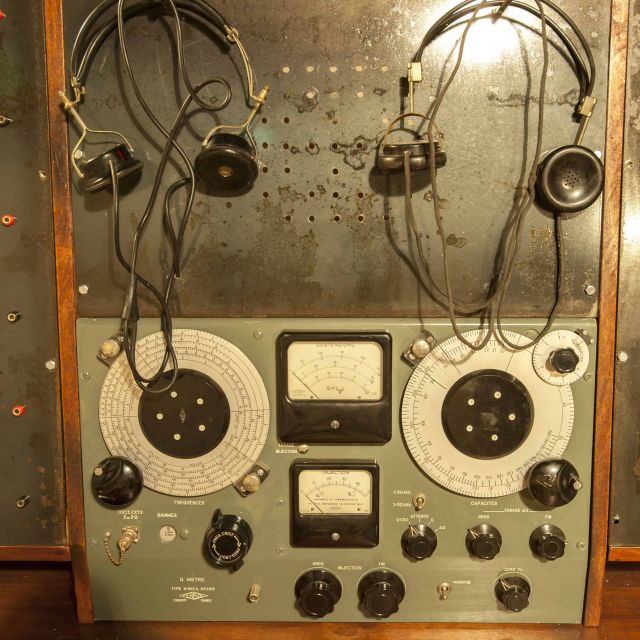 Ancien appareil de mesure électronique vintage dans une salle de Breizh Escape
