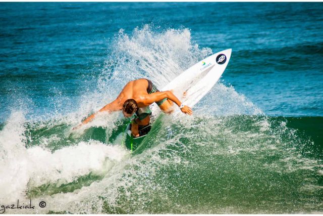 Surfeur au ciel turquoise, vagues écumantes, adrénaline marine en Aquitaine