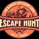 Logo de Escape Hunt, escape game à Jouy-aux-Arches, détective en chapeau devant skyline urbain