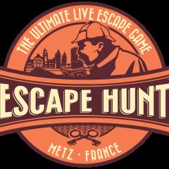 Logo de Escape Hunt, escape game à Jouy-aux-Arches, détective en chapeau devant skyline urbain