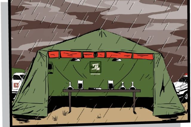 Grande tente militaire verte sous la pluie avec tables d'analyse, salle Walking Dead chez Team break à Reims