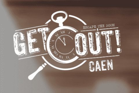 Logo Get Out Caen, escape the room, chronomètre et loupe en lettres blanches sur fond brun