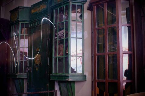 Devantures de magasins aux vitrines éclairées de néon dans Escape the Winkelgasse